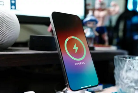 开阳苹果15换屏服务分享用什么充电器给iPhone15充电更好 